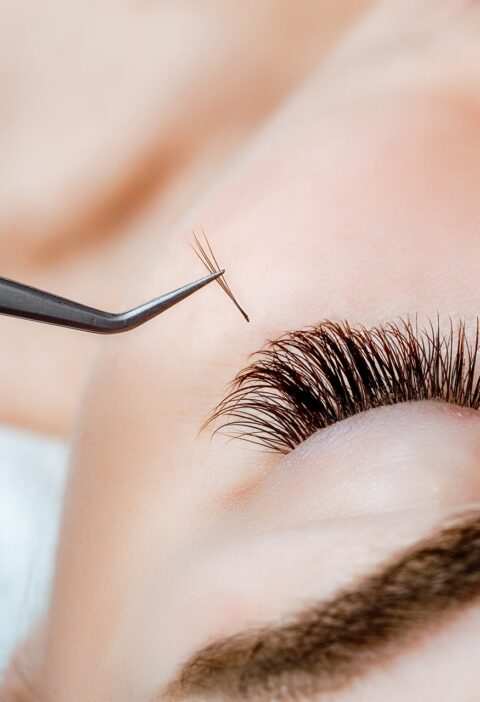 woman-eye-with-long-eyelashes-eyelash-extension-lashes-close-up